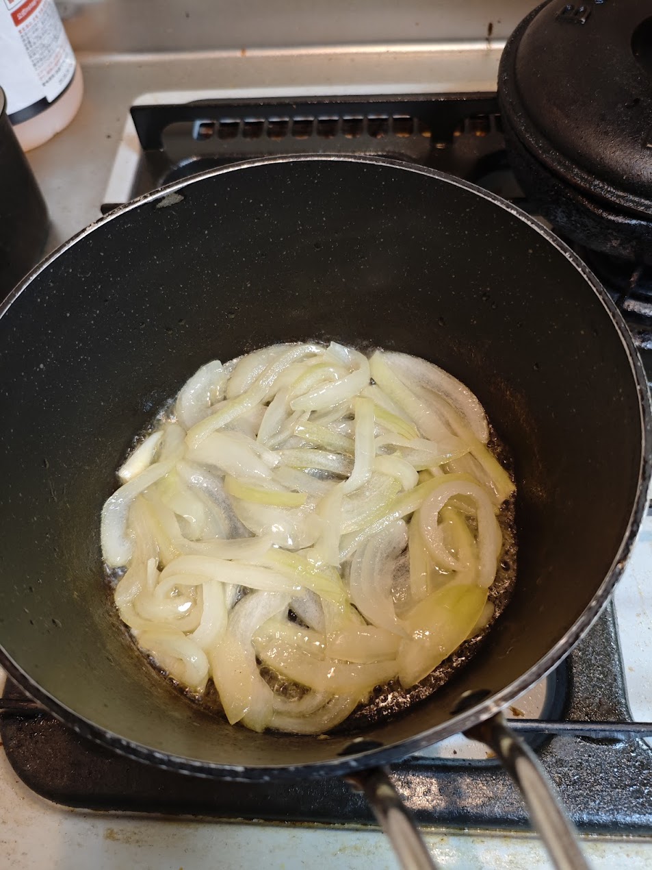 厚めにスライスした玉ねぎを炒める