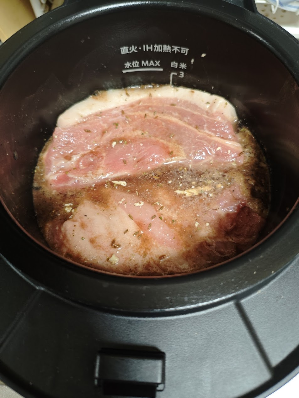 ワインやスパイスと一緒に鍋にセット(ホットクック)