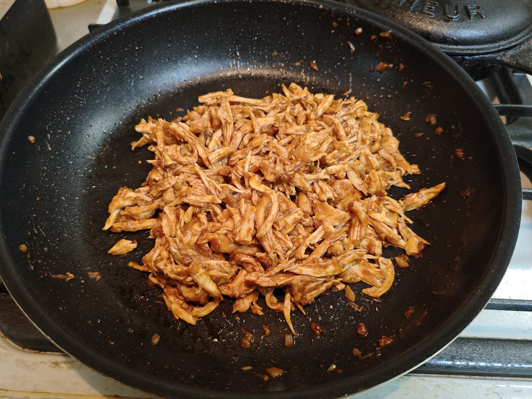 裂いてから再度ソースを絡める